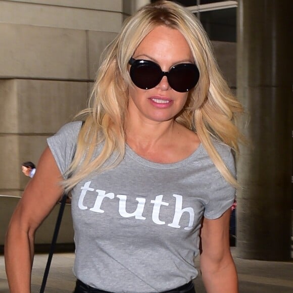 Pamela Anderson (qui vient de se séparer de son compagnon A. Rami à cause de sa "double vie"), arrive à l'aéroport de Los Angeles (LAX) sur un vol en provenance de Paris. Los Angeles, le 26 juin 2019.