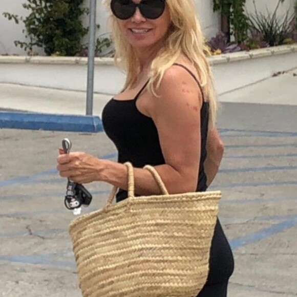 Exclusif - Suite à sa rupture avec Adil Rami, Pamela Anderson se change les idées en faisant du shopping à Los Angeles, le 27 juin 2019.
