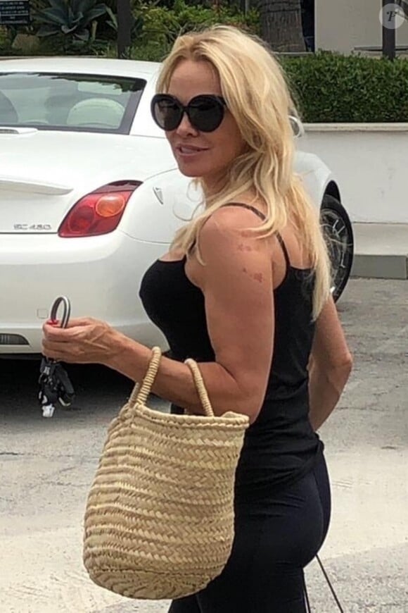 Exclusif - Suite à sa rupture avec Adil Rami, Pamela Anderson se change les idées en faisant du shopping à Los Angeles, le 27 juin 2019.