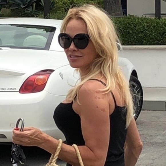 Exclusif - Suite à sa rupture avec Adil Rami, Pamela Anderson se change les idées en faisant du shopping à Los Angeles, le 27 juin 2019.