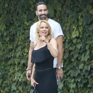 Exclusif - Pamela Anderson et Adil Rami se baladent dans le quartier de Malibu à Los Angeles, le 6 juin 2019.