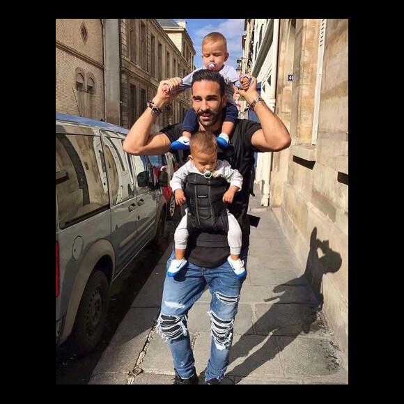 Adil Rami avec ses deux jumeaux - Instagram, 2 septembre 2017