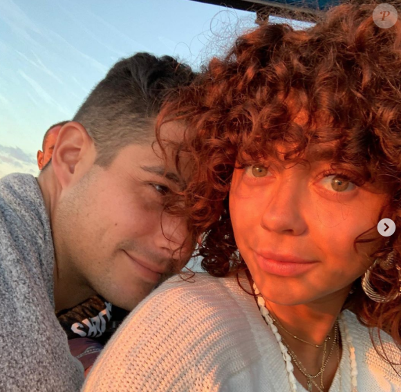 Sarah Hyland et son chéri Wells Adams se sont fiancés. (Juillet 2019)