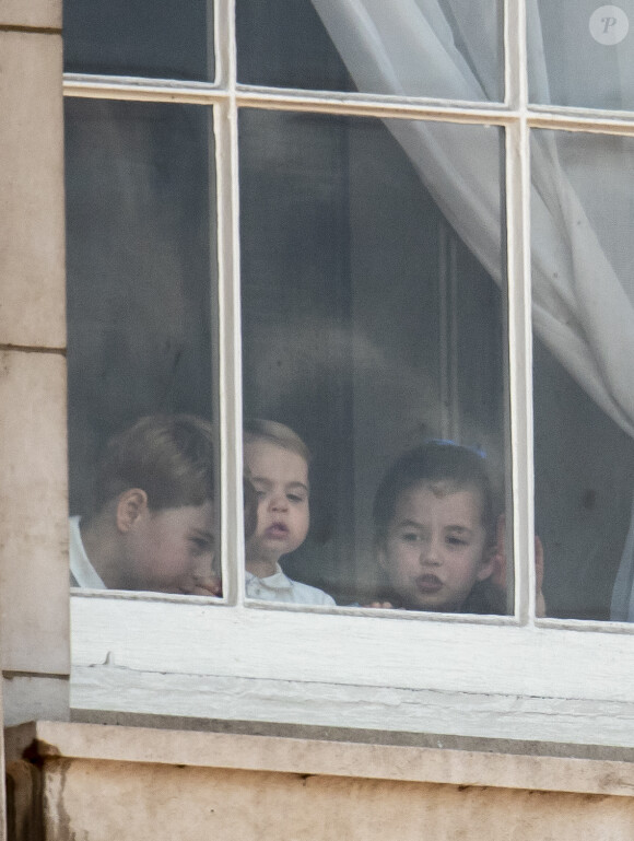 Le prince George de Cambridge, la princesse Charlotte de Cambridge et le prince Louis de Cambridge à la fenêtre du palais de Buckingham lors de la parade Trooping the Colour 2019, célébrant le 93ème anniversaire de la reine Elisabeth II, Londres, le 8 juin 2019.