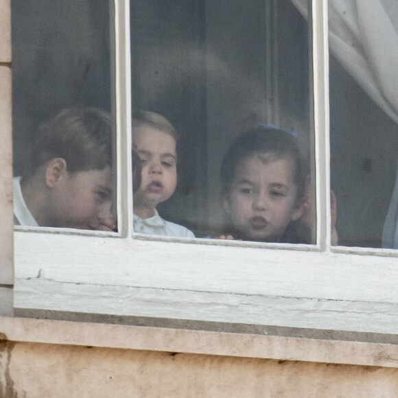 Le prince George de Cambridge, la princesse Charlotte de Cambridge et le prince Louis de Cambridge à la fenêtre du palais de Buckingham lors de la parade Trooping the Colour 2019, célébrant le 93ème anniversaire de la reine Elisabeth II, Londres, le 8 juin 2019.