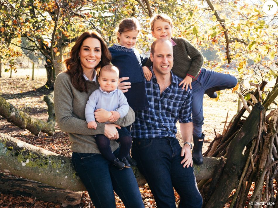 Le prince William, duc de Cambridge, et Catherine (Kate) Middleton, duchesse de Cambridge, posent avec leurs trois enfants, le prince Louis, la princesse Charlotte et le prince George à Anmer Hall, Norfolk, Royaume Uni. Décembre 2018