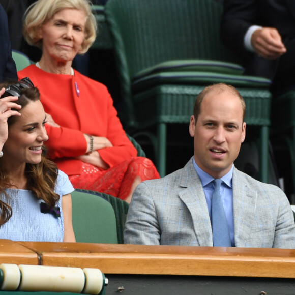 Le prince William, duc de Cambridge, et Catherine (Kate) Middleton, duchesse de Cambridge, assistent à la finale homme du tournoi de Wimbledon "Novak Djokovic - Roger Federer (7/6 - 1/6 - 7/6 - 4/6 - 13/12)" à Londres. Catherine (Kate) Middleton, duchesse de Cambridge, est venue remettre les trophées aux joueurs. Londres, le 14 juillet 2019.