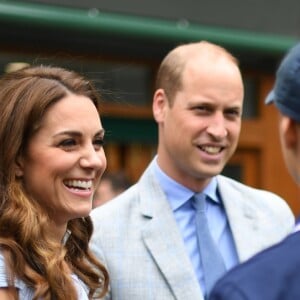 Le prince William, duc de Cambridge, et sa femme Catherine (Kate) Middleton, duchesse de Cambridge, rencontrent le staff du tournoi à leur arrivée à Wimbledon pour assister à la finale Federer vs Djokovic, à Londres le 14 juillet 2019.