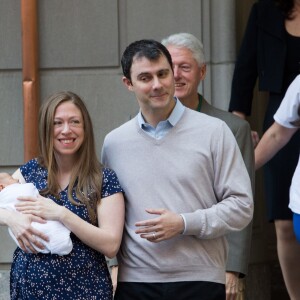 Chelsea Clinton à la sortie du Lenox Hill Hospital avec son nouveau né, Aidan, son mari Marc Mezvinsky et ses parents Hillary et Bill Clinton à New York, le 20 juin 2016.