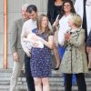 Chelsea Clinton à la sortie du Lenox Hill Hospital avec son nouveau né, Aidan, son mari Marc Mezvinsky et ses parents Hillary et Bill Clinton à New York, le 20 juin 2016.