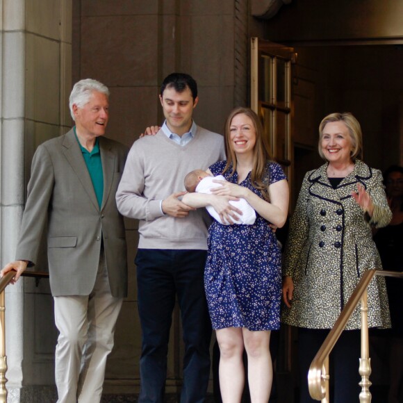 Chelsea Clinton à la sortie du Lenox Hill Hospital avec son nouveau né, Aidan, son mari Marc Mezvinsky et ses parents Hillary et Bill Clinton à New York, le 20 juin 2016.