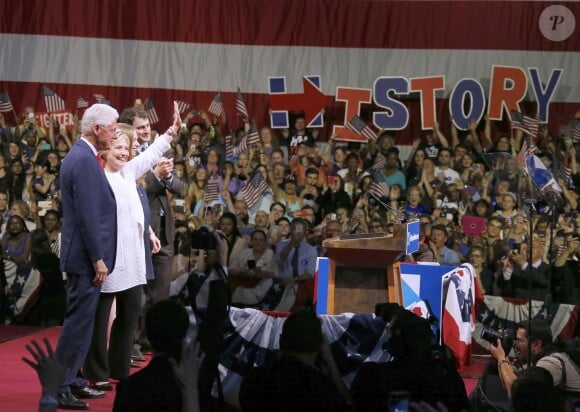 Hillary Clinton, Bill Clinton, sa fille Chelsea Clinton enceinte et son mari Marc Mezvinsky - Hillary Clinton a revendiqué mardi sa victoire aux primaires démocrates lors d'un discours lors du dernier Super Tuesday à Brooklyn, le 7 juin 2016. © Charles Guerin/Bestimage