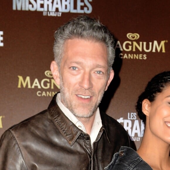 Exclusif - Vincent Cassel et sa femme Tina Kunakey lors de l'after-party Magnum du film "Les Misérables" et du film "Litigante" dans une villa lors du 72ème Festival International du Film de Cannes, France, le 15 mai 2019. Le 1er long-métrage de L.Ly, présenté en compétition au Festival de Cannes – Les Misérables (Le Pacte – Wild Bunch) – fait forte impression à la villa Magnum ! Membre du collectif Kourtrajmé, le réalisateur engagé L.Ly a démarré sa carrière en tournant des courts-métrages avec ses amis d'alors, notamment K.Chapiron et R.Gavras. Ont suivi plusieurs documentaires, tels que 365 jours à Clichy- Montfermeil, réalisé dans son quartier et consacré aux émeutes de 2005, puis le docu-fiction Go Fast Connection (2008) qui dénonçait le traitement médiatique de la banlieue. Très remarqué avec le documentaire À voix haute, coréalisé avec S.de Freitas et nominé au César 2018 de sa catégorie, L.Ly signe ici son premier long-métrage de fiction, Les Misérables, relecture élargie du court-métrage auquel il avait donné son nom, nominé au César 2018 et primé à Clermont-Ferrand l'année précédente. Pour ce film, Ly s'est entouré du même trio d'acteurs qui reprennent leurs rôles respectifs pour cette plus vaste aventure : D.Bonnard (prix des Lumières2017 de la Révélation pour Rester vertical), A.Manenti (L'Enkas, 9 doigts) et D.Zonga (C'est tout pour moi). L'histoire est centrée sur Stéphane (D.Bonnard), tout juste arrivé de Cherbourg qui intègre la brigade anticriminalité de Montfermeil, dans le 93. Il y fait la connaissance de ses nouveaux coéquipiers, Chris (A.Manenti) et Gwada (D.Zonga), deux "Bacqueux" d'expérience dont les méthodes frôlent parfois les limites. Il va alors rapidement découvrir les tensions entre les différents groupes du quartier. Tandis qu'ils se trouvent débordés lors d'une interpellation, un drone se met à filmer leurs moindres faits et gestes... C'est avec toute l'équipe de son film que le réalisateur est venu célébrer la présentation de son premier long-métrage à Cannes lors d'une soirée à la villa Magnum. © Veeren/Bestimage