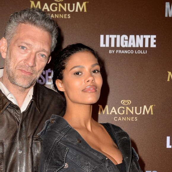 Exclusif - Vincent Cassel et sa femme Tina Kunakey lors de l'after-party Magnum du film "Les Misérables" et du film "Litigante" dans une villa lors du 72ème Festival International du Film de Cannes, France, le 15 mai 2019. Le 1er long-métrage de L.Ly, présenté en compétition au Festival de Cannes – Les Misérables (Le Pacte – Wild Bunch) – fait forte impression à la villa Magnum ! Membre du collectif Kourtrajmé, le réalisateur engagé L.Ly a démarré sa carrière en tournant des courts-métrages avec ses amis d'alors, notamment K.Chapiron et R.Gavras. Ont suivi plusieurs documentaires, tels que 365 jours à Clichy- Montfermeil, réalisé dans son quartier et consacré aux émeutes de 2005, puis le docu-fiction Go Fast Connection (2008) qui dénonçait le traitement médiatique de la banlieue. Très remarqué avec le documentaire À voix haute, coréalisé avec S.de Freitas et nominé au César 2018 de sa catégorie, L.Ly signe ici son premier long-métrage de fiction, Les Misérables, relecture élargie du court-métrage auquel il avait donné son nom, nominé au César 2018 et primé à Clermont-Ferrand l'année précédente. Pour ce film, Ly s'est entouré du même trio d'acteurs qui reprennent leurs rôles respectifs pour cette plus vaste aventure : D.Bonnard (prix des Lumières2017 de la Révélation pour Rester vertical), A.Manenti (L'Enkas, 9 doigts) et D.Zonga (C'est tout pour moi). L'histoire est centrée sur Stéphane (D.Bonnard), tout juste arrivé de Cherbourg qui intègre la brigade anticriminalité de Montfermeil, dans le 93. Il y fait la connaissance de ses nouveaux coéquipiers, Chris (A.Manenti) et Gwada (D.Zonga), deux "Bacqueux" d'expérience dont les méthodes frôlent parfois les limites. Il va alors rapidement découvrir les tensions entre les différents groupes du quartier. Tandis qu'ils se trouvent débordés lors d'une interpellation, un drone se met à filmer leurs moindres faits et gestes... C'est avec toute l'équipe de son film que le réalisateur est venu célébrer la présentation de son premier long-métrage à Cannes lors d'une soirée à la villa Magnum. © Veeren/Bestimage