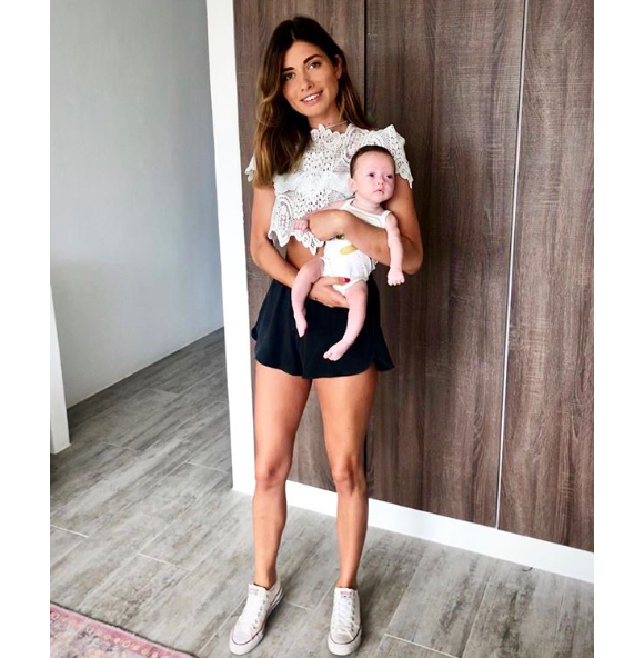 Laurie Marquet, ex-candidate du "Bachelor", s'affiche radieuse avec sa fille Jackie Elina, le 26 juillet 2019.
