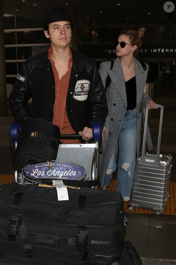 Cole Sprouse et sa compagne Lili Reinhart arrivent à l'aéroport de Los Angeles (LAX). Le jeune couple étaient à Paris pour assister au RiverCon. Le 4 avril 2018