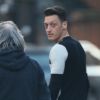Exclusif - Le joueur de football allemand Mesut Özil se rend dans un Doner Kebab et coupe lui même sa viande, le tout filmé par une équipe de télévision. Londres le 24 février 2017