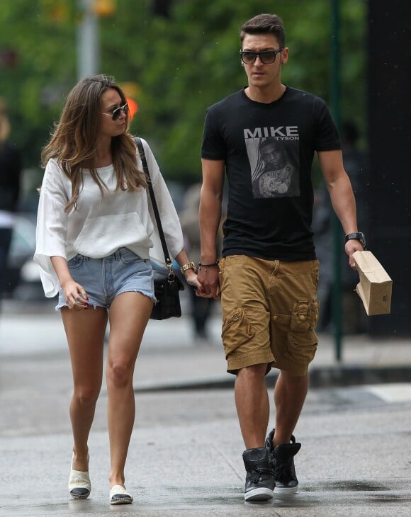Le footballeur Allemand, Mesut Ozil, se balade avec sa petite amie Mandy Capristo a New York, le 13 juin 2013