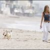 Jennifer Aniston promène ses chiens sur une plage de Los Angeles, en 2007.