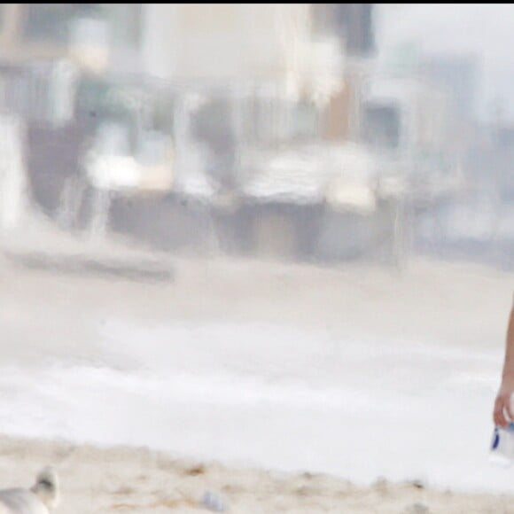 Jennifer Aniston promène ses chiens sur une plage de Los Angeles, en 2007.