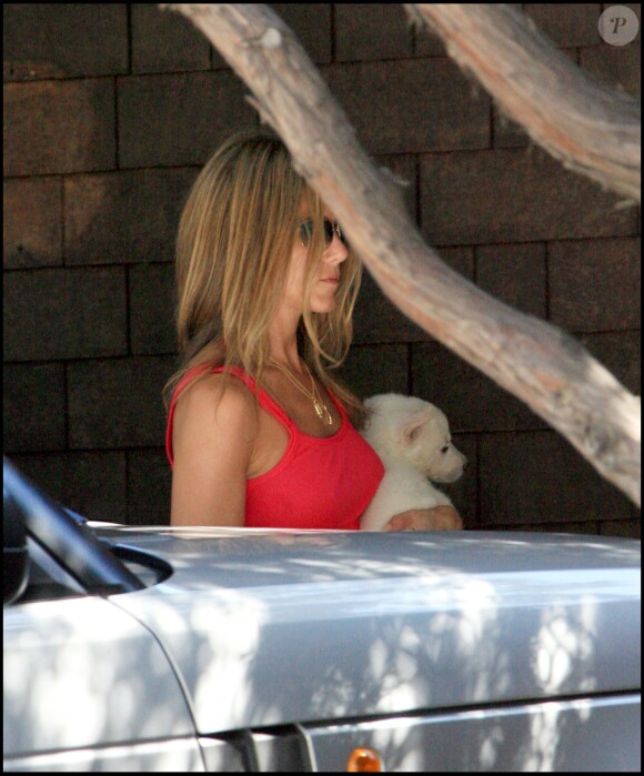 Jennifer Aniston et sa chienne Dolly en 2006 à Los Angeles.
