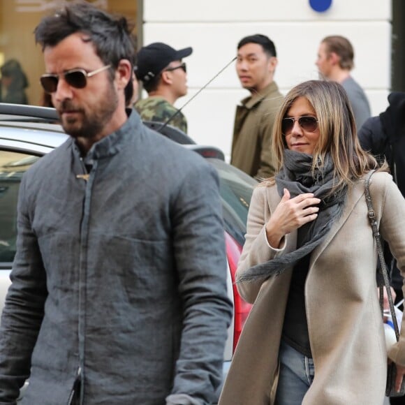 Jennifer Aniston et son mari Justin Theroux sortent de la boutique Colette après avoir fait du shopping à Paris le 14 avril 2017.