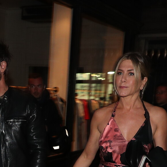 Jennifer Aniston et son mari Justin Theroux vont dîner dans un restaurant à Paris, le 12 avril 2017.