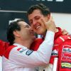 Jean Todt embrasse Michael Schumacher au Grand Prix de Formule 1 de Belgique. Le 24 août 1997.