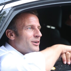 De retour de Tunisie où il a assisté aux funérailles du président Tunisien , le président de la république Emmanuel Macron est venu prendre un bain de foule surprise à Bormes-les-Mimosas le 27 juillet 2019. Il a du se mettre à l'abri quelques minutes quand a éclaté un orage avant de pouvoir reprendre les selfies et dédicaces avec les vacanciers qui l'attendaient et répondre aux questions des journalistes. Le président est actuellement en vacances au Fort de Brégançon dans le var. © Luc Boutria / Nice Matin / Bestimage