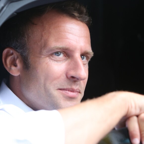 De retour de Tunisie où il a assisté aux funérailles du président Tunisien , le président de la république Emmanuel Macron est venu prendre un bain de foule surprise à Bormes-les-Mimosas le 27 juillet 2019. Il a du se mettre à l'abri quelques minutes quand a éclaté un orage avant de pouvoir reprendre les selfies et dédicaces avec les vacanciers qui l'attendaient et répondre aux questions des journalistes. Le président est actuellement en vacances au Fort de Brégançon dans le var. © Luc Boutria / Nice Matin / Bestimage
