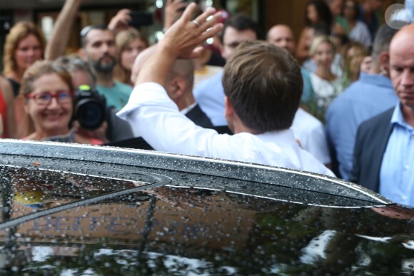 De retour de Tunisie où il a assisté aux funérailles du président Tunisien , le président de la république Emmanuel Macron est venu prendre un bain de foule surprise à Bormes-les-Mimosas le 27 juillet 2019. Il a du se mettre à l'abri quelques minutes quand a éclaté un orage avant de pouvoir reprendre les selfies et dédicaces avec les vacanciers qui l'attendaient et répondre aux questions des journalistes. Le président est actuellement en vacances au Fort de Brégançon dans le var. © Luc Boutria / Nice Matin / Bestimage