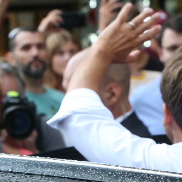 De retour de Tunisie où il a assisté aux funérailles du président Tunisien , le président de la république Emmanuel Macron est venu prendre un bain de foule surprise à Bormes-les-Mimosas le 27 juillet 2019. Il a du se mettre à l'abri quelques minutes quand a éclaté un orage avant de pouvoir reprendre les selfies et dédicaces avec les vacanciers qui l'attendaient et répondre aux questions des journalistes. Le président est actuellement en vacances au Fort de Brégançon dans le var. © Luc Boutria / Nice Matin / Bestimage