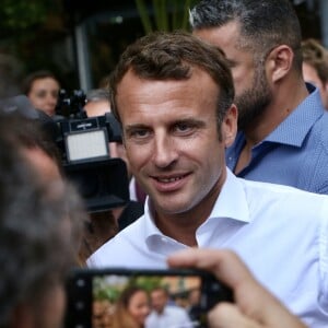 De retour de Tunisie où il a assisté aux funérailles du président Tunisien , le président de la république Emmanuel Macron est venu prendre un bain de foule surprise à Bormes-les-Mimosas le 27 juillet 2019. Il a du se mettre à l'abri quelques minutes quand a éclaté un orage avant de pouvoir reprendre les selfies et dédicaces avec les vacanciers qui l'attendaient et répondre aux questions des journalistes. Le président est actuellement en vacances au Fort de Brégançon dans le var. © Luc Boutria / Nice Matin / Bestimage