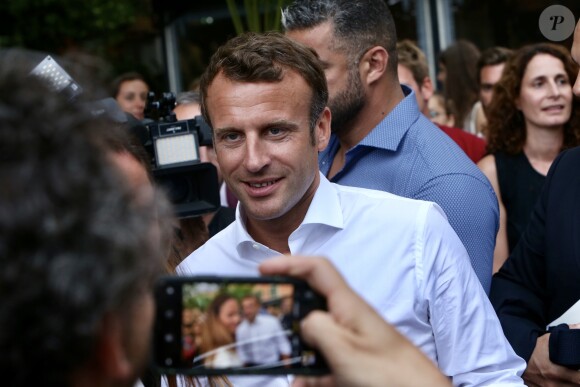 De retour de Tunisie où il a assisté aux funérailles du président Tunisien , le président de la république Emmanuel Macron est venu prendre un bain de foule surprise à Bormes-les-Mimosas le 27 juillet 2019. Il a du se mettre à l'abri quelques minutes quand a éclaté un orage avant de pouvoir reprendre les selfies et dédicaces avec les vacanciers qui l'attendaient et répondre aux questions des journalistes. Le président est actuellement en vacances au Fort de Brégançon dans le var. © Luc Boutria / Nice Matin / Bestimage