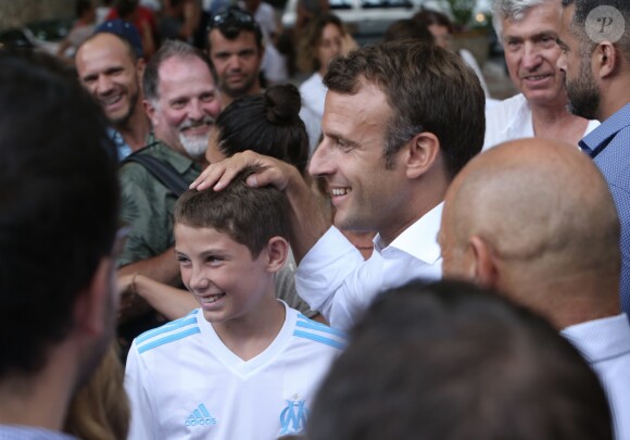 De retour de Tunisie où il a assisté aux funérailles du président Tunisien , le président de la république Emmanuel Macron est venu prendre un bain de foule surprise à Bormes-les-Mimosas le 27 juillet 2019. Il a du se mettre à l'abri quelques minutes quand a éclaté un orage avant de pouvoir reprendre les selfies et dédicaces avec les vacanciers qui l'attendaient et répondre aux questions des journalistes. Le président est actuellement en vacances au Fort de Brégançon dans le var. © Luc Boutria / Nice Matin / Bestimage