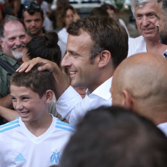 De retour de Tunisie où il a assisté aux funérailles du président Tunisien , le président de la république Emmanuel Macron est venu prendre un bain de foule surprise à Bormes-les-Mimosas le 27 juillet 2019. Il a du se mettre à l'abri quelques minutes quand a éclaté un orage avant de pouvoir reprendre les selfies et dédicaces avec les vacanciers qui l'attendaient et répondre aux questions des journalistes. Le président est actuellement en vacances au Fort de Brégançon dans le var. © Luc Boutria / Nice Matin / Bestimage