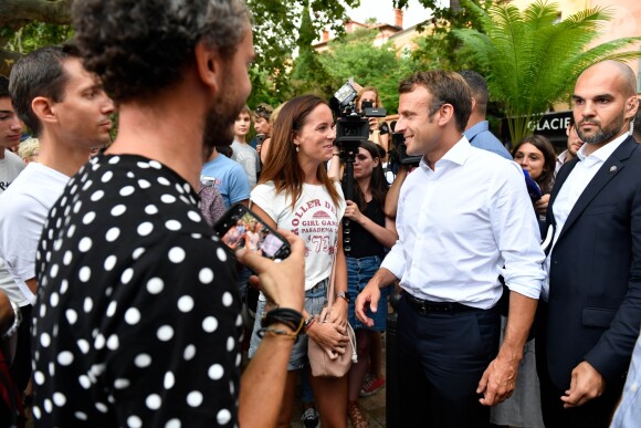 De retour de Tunisie où il a assisté aux funérailles du président Tunisien , le président de la république Emmanuel Macron est venu prendre un bain de foule surprise à Bormes-les-Mimosas le 27 juillet 2019. Il a du se mettre à l'abri quelques minutes quand a éclaté un orage avant de pouvoir reprendre les selfies et dédicaces avec les vacanciers qui l'attendaient et répondre aux questions des journalistes. Le président est actuellement en vacances au Fort de Brégançon dans le var. © Luc Boutria / Nice Matin / Bestimage