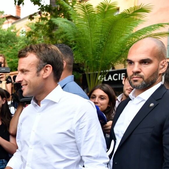 De retour de Tunisie où il a assisté aux funérailles du président Tunisien , le président de la république Emmanuel Macron est venu prendre un bain de foule surprise à Bormes-les-Mimosas le 27 juillet 2019. Il a du se mettre à l'abri quelques minutes quand a éclaté un orage avant de pouvoir reprendre les selfies et dédicaces avec les vacanciers qui l'attendaient et répondre aux questions des journalistes. Le président est actuellement en vacances au Fort de Brégançon dans le var. © Luc Boutria / Nice Matin / Bestimage