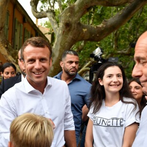 De retour de Tunisie où il a assisté aux funérailles du président Tunisien , le président de la république Emmanuel Macron est venu prendre un bain de foule surprise à Bormes-les-Mimosas le 27 juillet 2019. Il a du se mettre à l'abri quelques minutes quand a éclaté un orage avant de pouvoir reprendre les selfies et dédicaces avec les vacanciers qui l'attendaient et répondre aux questions des journalistes. Le président est actuellement en vacances au Fort de Brégançon dans le var. © Luc Boutria / Nice Matin / Bestimage