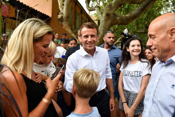 De retour de Tunisie où il a assisté aux funérailles du président Tunisien , le président de la république Emmanuel Macron est venu prendre un bain de foule surprise à Bormes-les-Mimosas le 27 juillet 2019. Il a du se mettre à l'abri quelques minutes quand a éclaté un orage avant de pouvoir reprendre les selfies et dédicaces avec les vacanciers qui l'attendaient et répondre aux questions des journalistes. Le président est actuellement en vacances au Fort de Brégançon dans le var. © Luc Boutria / Nice Matin / Bestimage