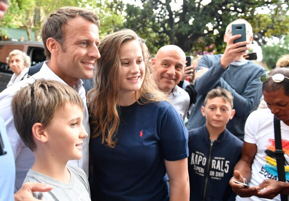 De retour de Tunisie où il a assisté aux funérailles du président Tunisien , le président de la république Emmanuel Macron est venu prendre un bain de foule surprise à Bormes-les-Mimosas le 27 juillet 2019. Il a du se mettre à l'abri quelques minutes quand a éclaté un orage avant de pouvoir reprendre les selfies et dédicaces avec les vacanciers qui l'attendaient et répondre aux questions des journalistes. Le président est actuellement en vacances au Fort de Brégançon dans le var. © Luc Boutria / Nice Matin / Bestimage