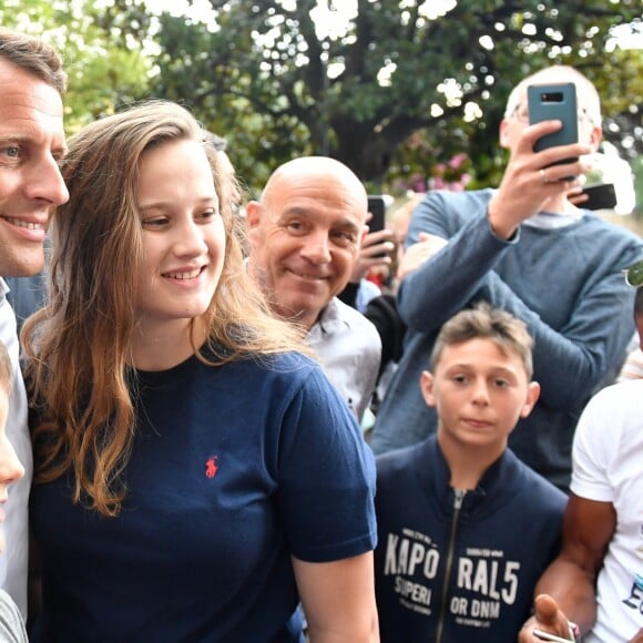 De retour de Tunisie où il a assisté aux funérailles du président Tunisien , le président de la république Emmanuel Macron est venu prendre un bain de foule surprise à Bormes-les-Mimosas le 27 juillet 2019. Il a du se mettre à l'abri quelques minutes quand a éclaté un orage avant de pouvoir reprendre les selfies et dédicaces avec les vacanciers qui l'attendaient et répondre aux questions des journalistes. Le président est actuellement en vacances au Fort de Brégançon dans le var. © Luc Boutria / Nice Matin / Bestimage