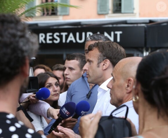 De retour de Tunisie où il a assisté aux funérailles du président Tunisien , le président de la république Emmanuel Macron est venu prendre un bain de foule surprise à Bormes-les-Mimosas le 27 juillet 2019. Il a du se mettre à l'abri quelques minutes quand a éclaté un orage avant de pouvoir reprendre les selfies et dédicaces avec les vacanciers qui l'attendaient et répondre aux questions des journalistes. Le président est actuellement en vacances au Fort de Brégançon dans le var. © Luc Boutria / Nice Matin / Bestimage