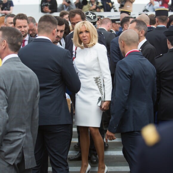 La Première dame Brigitte Macron va saluer la foule à la fin du 139ème défilé militaire du 14 juillet, jour de Fête Nationale, sur les Champs-Elysées. Paris, le 14 juillet 2019. Raphael Lafargue/Pool/Bestimage