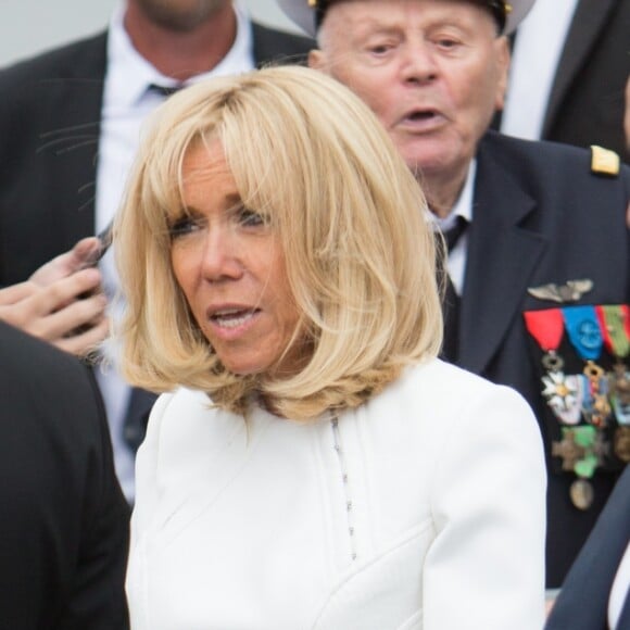 La Première dame Brigitte Macron va saluer la foule à la fin du 139ème défilé militaire du 14 juillet, jour de Fête Nationale, sur les Champs-Elysées. Paris, le 14 juillet 2019. Raphael Lafargue/Pool/Bestimage