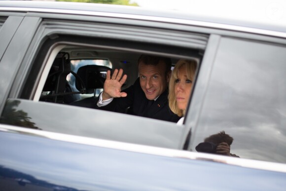 Emmanuel Macron, président de la République Française, et la Première dame Brigitte Macron vont saluer la foule à la fin du 139ème défilé militaire du 14 juillet, jour de Fête Nationale, sur les Champs-Elysées. Paris, le 14 juillet 2019. Raphael Lafargue/Pool/Bestimage