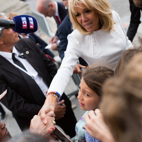 La Première dame Brigitte Macron va saluer la foule à la fin du 139ème défilé militaire du 14 juillet, jour de Fête Nationale, sur les Champs-Elysées. Paris, le 14 juillet 2019. Raphael Lafargue/Pool/Bestimage