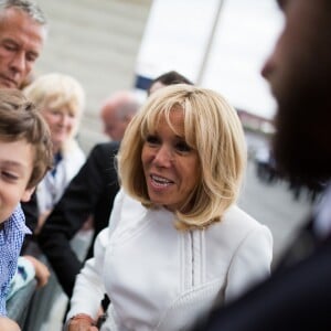 La Première dame Brigitte Macron va saluer la foule à la fin du 139ème défilé militaire du 14 juillet, jour de Fête Nationale, sur les Champs-Elysées. Paris, le 14 juillet 2019. Raphael Lafargue/Pool/Bestimage