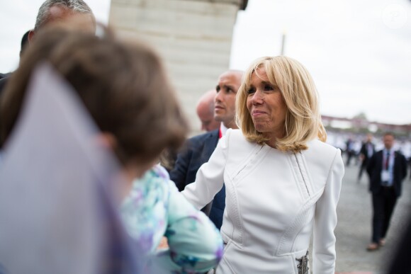 La Première dame Brigitte Macron va saluer la foule à la fin du 139ème défilé militaire du 14 juillet, jour de Fête Nationale, sur les Champs-Elysées. Paris, le 14 juillet 2019. Raphael Lafargue/Pool/Bestimage