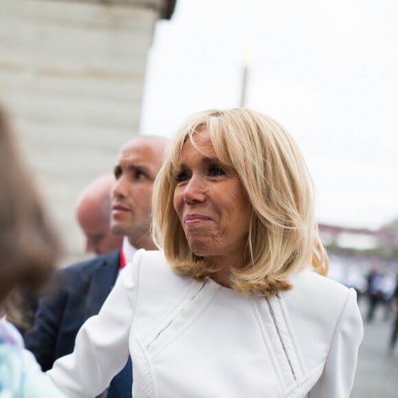 La Première dame Brigitte Macron va saluer la foule à la fin du 139ème défilé militaire du 14 juillet, jour de Fête Nationale, sur les Champs-Elysées. Paris, le 14 juillet 2019. Raphael Lafargue/Pool/Bestimage